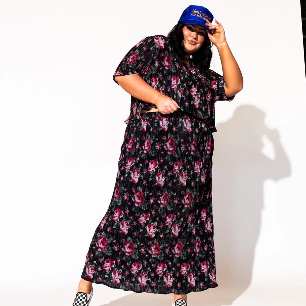 Dressed in Lala Ćest la Vie Plissé Skirt Set in Cross Stitch Floral - 2X